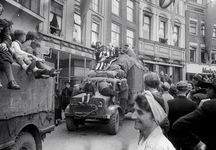 853217 Afbeelding van enkele clowns meeliftend op een legervoertuig tijdens de intocht van de geallieerden, op de ...